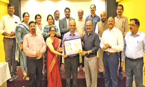 യാ​ത്ര​യ​യ​പ്പ് ന​ൽ​കി