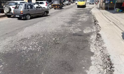 പൈപ്പ് പൊട്ടി വെള്ളം പാഴാകുന്നു; ചോർച്ച അടക്കാതെ ടാറിങ് പ്രവൃത്തി