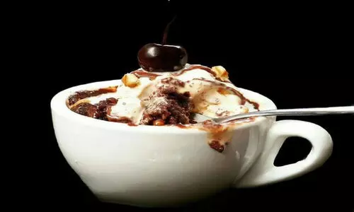 മൈ​ക്രോ​വേ​വ് മ​ഗ് ബ്രൗ​ണി