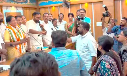 അനുമോദന യോഗത്തിൽ രാഷ്ട്രീയ പ്രസംഗമെന്ന്; പ്രതിഷേധം, ബഹിഷ്കരണം