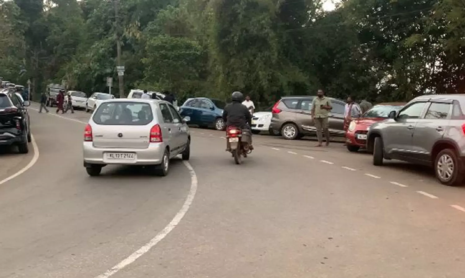 വാ​ഹ​ന​ത്തി​ര​ക്കി​ൽ വീ​ർ​പ്പു​മു​ട്ടി മേ​പ്പാ​ടി ടൗ​ൺ