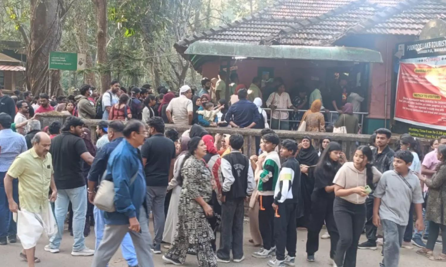 ക്രി​സ്മ​സ് അ​വ​ധി​യി​ൽ നി​റ​ഞ്ഞുക​വി​ഞ്ഞ് വ​യ​നാ​ട്