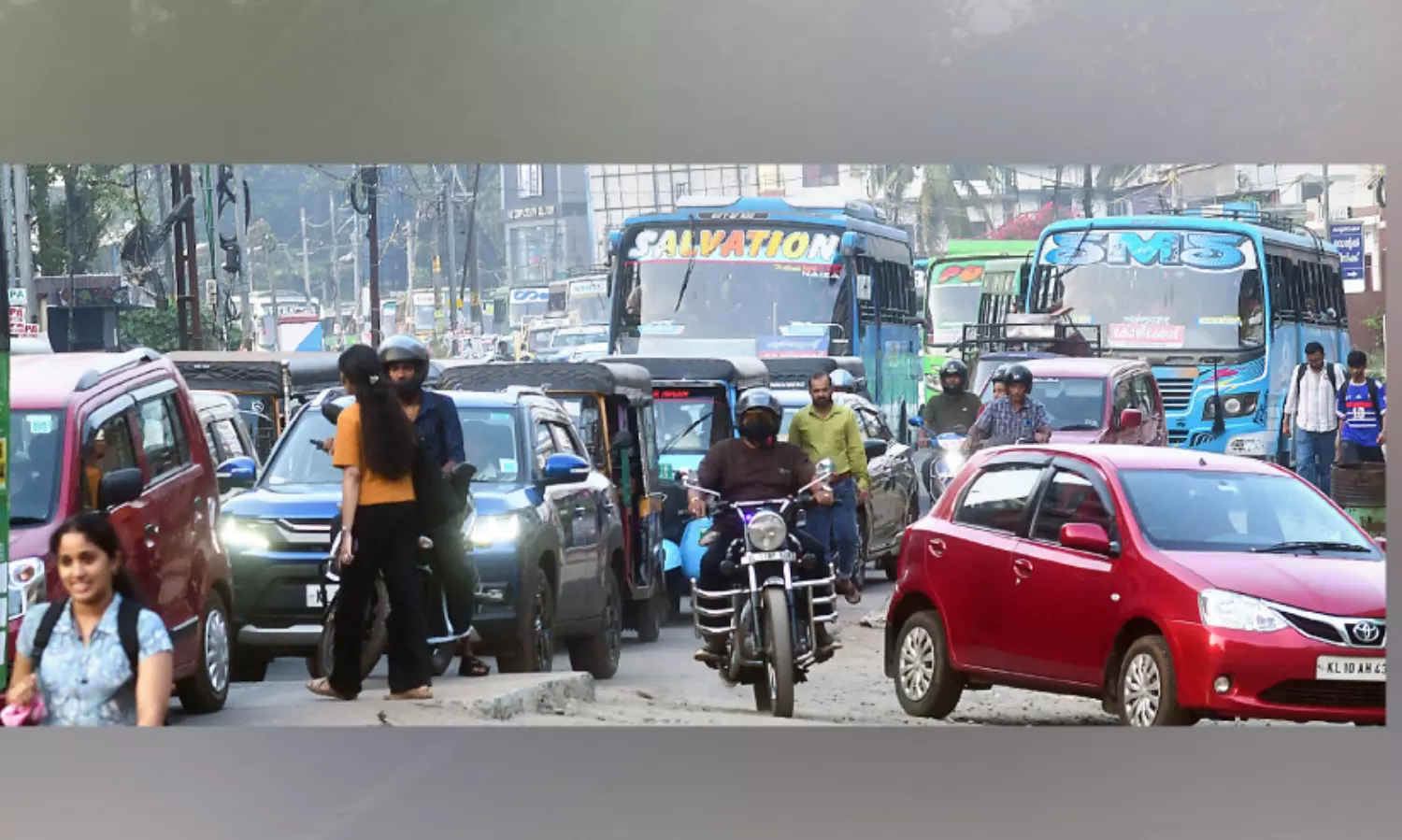 ആ​ഘോ​ഷ​ക്കു​രു​ക്കി​ൽ നാ​ടും ന​ഗ​ര​വും