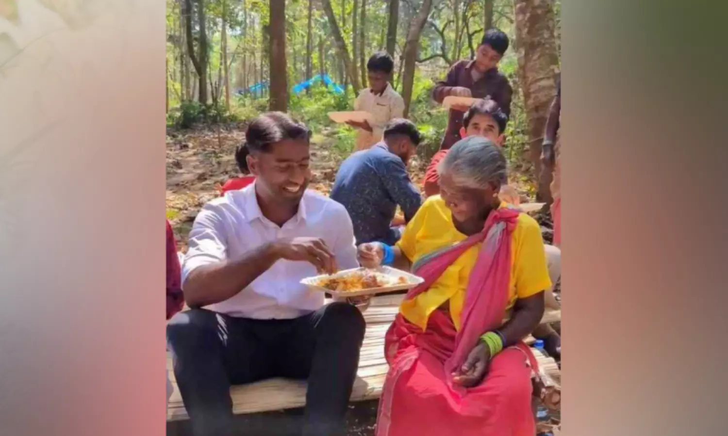 ആ​ദി​വാ​സി​ക​ൾ​ക്കൊ​പ്പം ക്രി​സ്മ​സ് ആ​ഘോ​ഷി​ച്ച് ക​ല​ക്ട​ർ അ​ർ​ജു​ൻ പാ​ണ്ഡ്യ​ൻ
