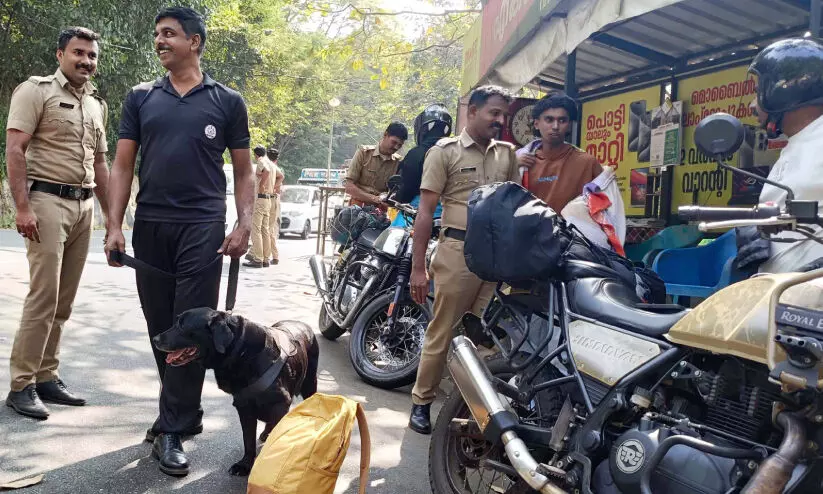 പുതുവർഷം: അതിർത്തിയിൽ വാഹന പരിശോധന പുതുവർഷം: അതിർത്തിയിൽ വാഹന പരിശോധന