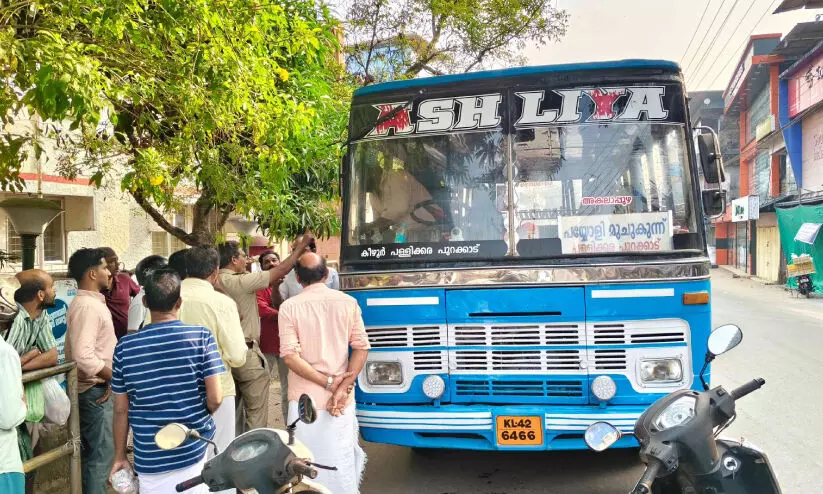 അപകടകരമായി ഓടിച്ച സ്വകാര്യ ബസ് നാട്ടുകാർ തടഞ്ഞ് പൊലീസിൽ ഏൽപിച്ചു അപകടകരമായി ഓടിച്ച സ്വകാര്യ ബസ് നാട്ടുകാർ തടഞ്ഞ് പൊലീസിൽ ഏൽപിച്ചു
