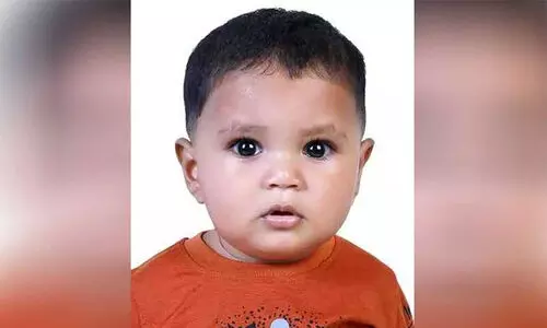 കളിക്കുന്നതിനിടെ കല്ല് തൊണ്ടയിൽ കുടുങ്ങി ഒരു വയസ്സുകാരന് ദാരുണാന്ത്യം