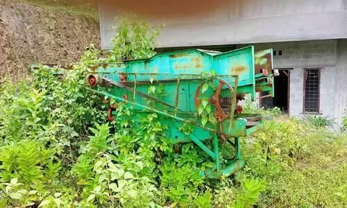 അധികൃതരുടെ അനാസ്ഥ; കാർഷിക യന്ത്രത്തിന് കുറ്റിക്കാട്ടിൽ ‘അന്ത്യവിശ്രമം’