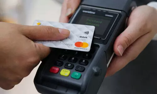 സെ​ൻ​ട്ര​ൽ ബാ​ങ്ക് ഓ​ഫ് കു​വൈ​ത്ത് നി​ർ​ദേ​ശം; ഡെ​ബി​റ്റ്, ക്രെ​ഡി​റ്റ് കാ​ർ​ഡ് പ​ണ​മ​ട​ക്ക​ലു​ക​ൾ​ക്ക് അ​ധി​ക ചാ​ർ​ജ് ഈ​ടാ​ക്കി​ല്ല