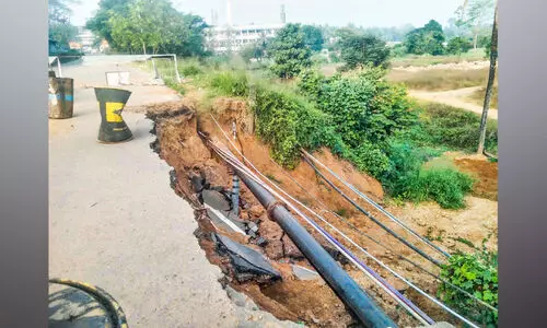 പാലക്കാട്ടുതാഴം പാലത്തിന്റെ അപ്രോച്ച് റോഡ് തകര്‍ന്നിട്ട് മാസങ്ങളാകുന്നു