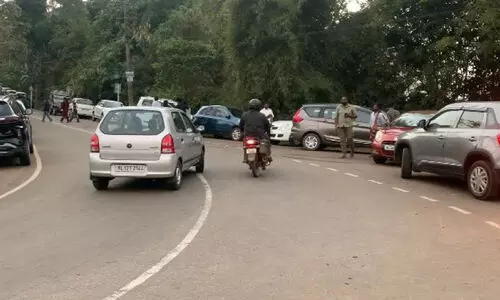 വാ​ഹ​ന​ത്തി​ര​ക്കി​ൽ വീ​ർ​പ്പു​മു​ട്ടി മേ​പ്പാ​ടി ടൗ​ൺ