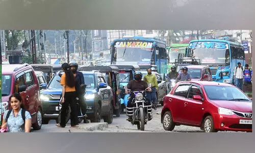 ആഘോഷക്കുരുക്കിൽ നാടും നഗരവും ആഘോഷക്കുരുക്കിൽ നാടും നഗരവും
