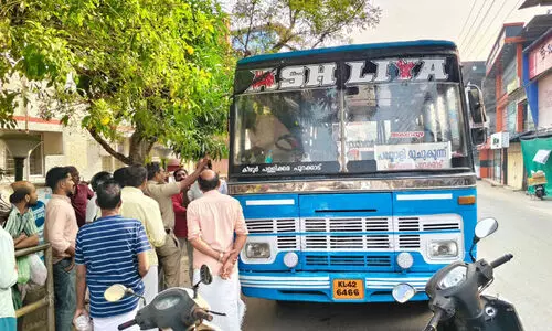 അപകടകരമായി ഓടിച്ച സ്വകാര്യ ബസ് നാട്ടുകാർ തടഞ്ഞ് പൊലീസിൽ ഏൽപിച്ചു അപകടകരമായി ഓടിച്ച സ്വകാര്യ ബസ് നാട്ടുകാർ തടഞ്ഞ് പൊലീസിൽ ഏൽപിച്ചു