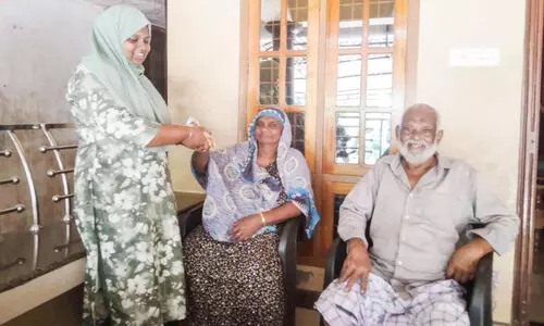 വോട്ടർമാരെ കണ്ട് ലഡു നൽകി തോറ്റ സ്ഥാനാർഥി വോട്ടർമാരെ കണ്ട് ലഡു നൽകി തോറ്റ സ്ഥാനാർഥി