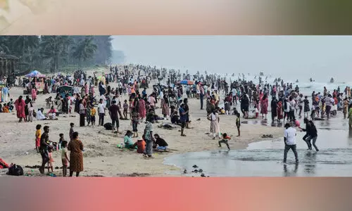 സഞ്ചാരികൾ ഒഴുകുന്നു; തളിക്കുളം സ്നേഹതീരം ബീച്ചിലേക്ക് ഗതാഗതക്കുരുക്കേറി സഞ്ചാരികൾ ഒഴുകുന്നു; തളിക്കുളം സ്നേഹതീരം ബീച്ചിലേക്ക് ഗതാഗതക്കുരുക്കേറി