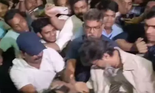 ഒരുനോക്ക് കാണാനെത്തിയ ആരാധകരുടെ തിരക്ക് നിയന്ത്രിക്കാനായില്ല, ബാലൻസ് തെറ്റി താഴെ വീണ് നടൻ വിജയ് ഒരുനോക്ക് കാണാനെത്തിയ ആരാധകരുടെ തിരക്ക് നിയന്ത്രിക്കാനായില്ല, ബാലൻസ് തെറ്റി താഴെ വീണ് നടൻ വിജയ്