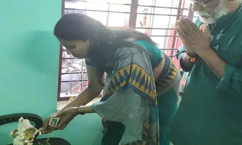 ചെറിയ ഇടം, ചുറ്റും മാലിന്യം. ആത്മാർഥയുള്ളവർക്ക് ഇവിടെയും പ്രവർത്തിക്കാം തർക്കങ്ങൾക്കിടയിൽ പുതിയ ഓഫിസ് തുറന്ന് ആർ. ശ്രീലേഖ ചെറിയ ഇടം, ചുറ്റും മാലിന്യം. ആത്മാർഥയുള്ളവർക്ക് ഇവിടെയും പ്രവർത്തിക്കാം തർക്കങ്ങൾക്കിടയിൽ പുതിയ ഓഫിസ് തുറന്ന് ആർ. ശ്രീലേഖ