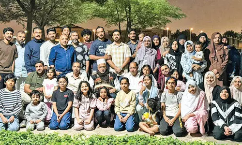 പീ​ടി​ക​യി​ൽ ഫാ​മി​ലി സം​ഗ​മം