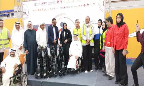 മ​ല​ബാ​ർ ഗോ​ൾ​ഡ് വീ​ൽ​ചെ​യ​റു​ക​ൾ ന​ൽ​കി