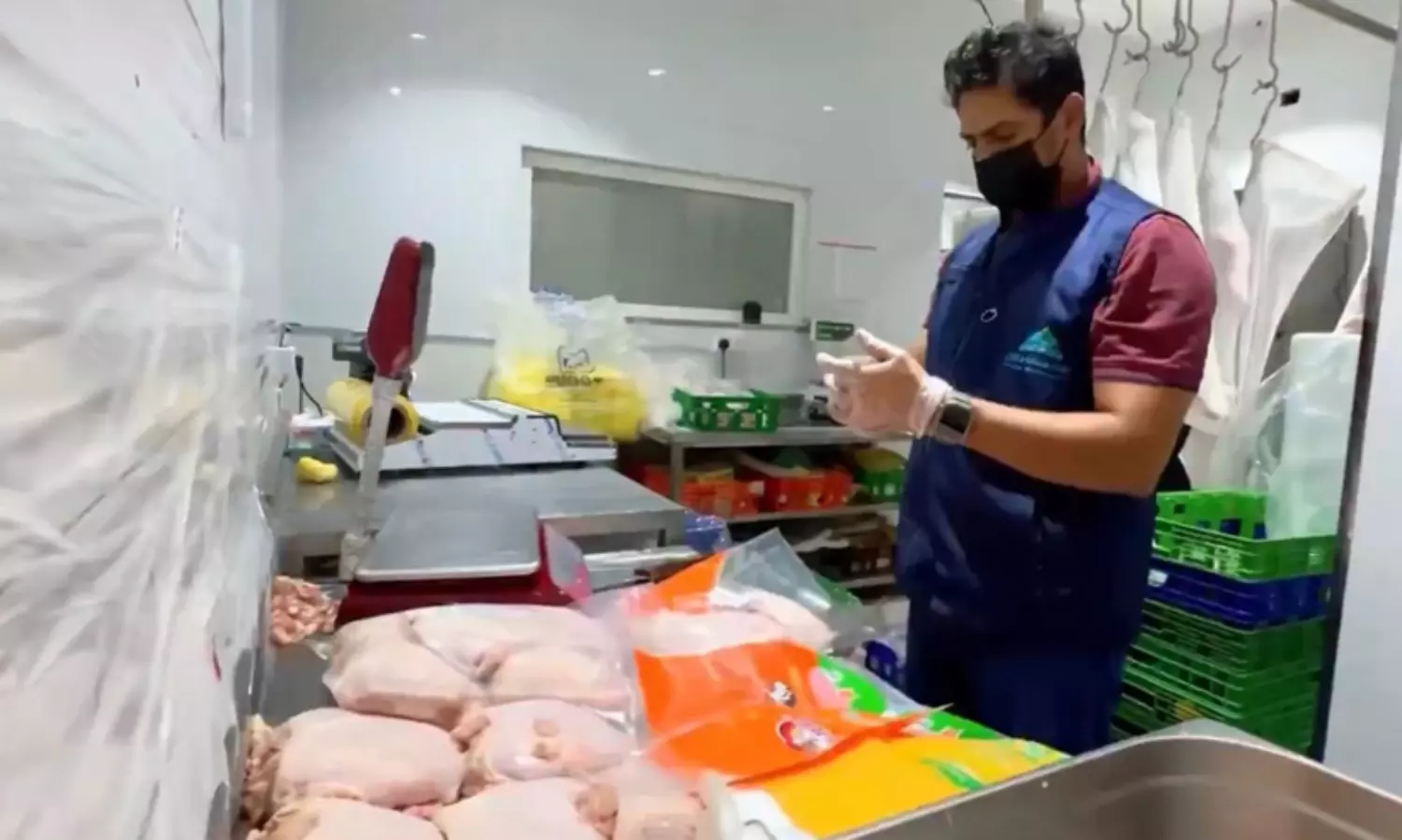 ജിസാനിൽ വിതരണത്തിന് തയാറാക്കിയ 6.5 ടൺ പഴകിയ കോഴിയിറച്ചി പിടികൂടി