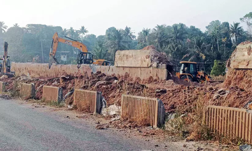കടവൂരിൽ മൺപാലം വഴിമാറി; തൂണിൽ ഉയരപ്പാത നിർമാണം ആരംഭിച്ചു കടവൂരിൽ മൺപാലം വഴിമാറി; തൂണിൽ ഉയരപ്പാത നിർമാണം ആരംഭിച്ചു