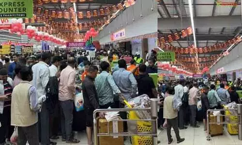 പു​തു​വ​ത്സ​രാ​ഘോ​ഷ​മാ​യി മാ​ർ​ക്ക്​ ആ​ൻ​ഡ്​ സേ​വി​ൽ ന്യൂ ​ഇ​യ​ർ മെ​ഗ മി​ഡ്‌​നൈ​റ്റ് സെ​യി​ൽ