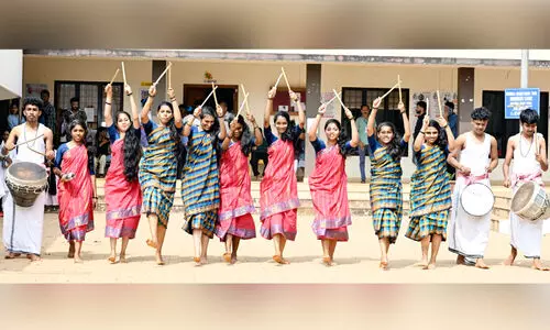 റവന്യൂ ജി​ല്ല​ സ്കൂൾ കലോത്സവം; കാ​സ​ർ​കോ​ട് ഉ​പ​ജി​ല്ല​ മുന്നേറ്റം തുടരുന്നു