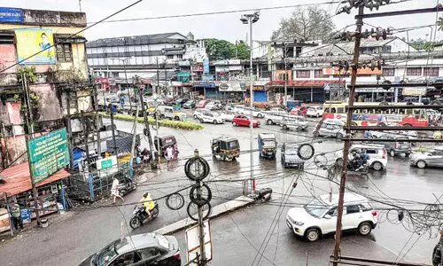 മൂവാറ്റുപുഴ നഗരം ഗതാഗതക്കുരുക്കിൽ; വലഞ്ഞ് യാത്രികർ മൂവാറ്റുപുഴ നഗരം ഗതാഗതക്കുരുക്കിൽ; വലഞ്ഞ് യാത്രികർ