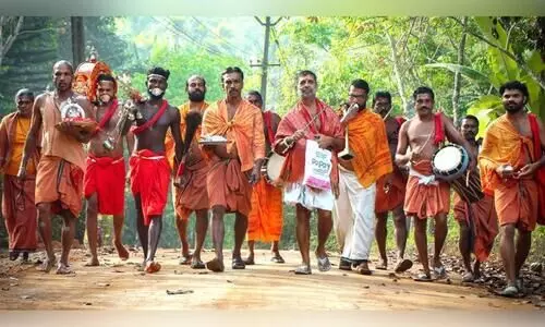 നാട്ടിടവഴികളെ ഭക്തി സാന്ദ്രമാക്കി കാവടി സഞ്ചാരം