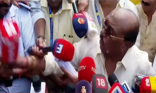 ക്ഷുഭിതനായി ​ചാനൽ മൈക്ക് പിടിച്ച് തള്ളി വെള്ളാപ്പള്ളി; പ്രകോപിതനായത് മലപ്പുറം വിരുദ്ധ പരാമർശം ചോദ്യം ചെയ്തപ്പോൾ