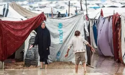 ഗ​സ്സ​യി​ൽ ശൈ​ത്യ​കാ​ല വ​സ്ത്ര​ങ്ങ​ൾ വി​ത​ര​ണം ചെ​യ്ത് ഖ​ത്ത​ർ