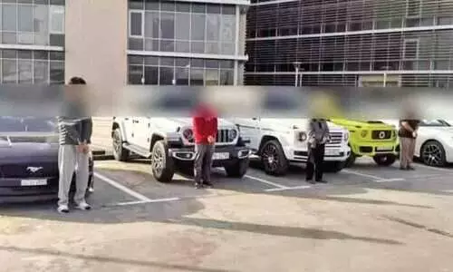 ആ​ഡം​ബ​ര വാ​ഹ​ന​ത്തി​ൽ റോ​ഡി​ൽ ആ​ഘോ​ഷം; ജ​ലീ​ബി​ൽ പ്ര​വാ​സി​ക​ൾ പി​ടി​യി​ൽ