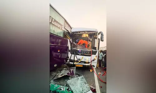 നിർത്തിയിട്ട ലോറിയിൽ കാറിടിച്ചു; പിന്നാലെ ബസുകളും