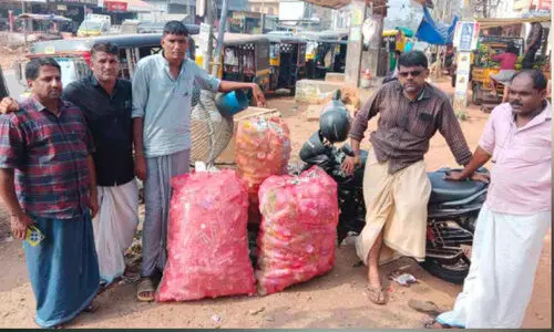 പാലിയേറ്റിവിന് പ്ലാസ്റ്റിക്ക് പെറുക്കി വരുമാനം കെണ്ടത്തി ഒാട്ടോ ഡ്രൈവർമാർ
