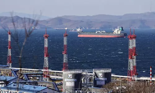 റഷ്യൻ എണ്ണ പകുതിയോളം കുറച്ച് ഇന്ത്യ, വാങ്ങിക്കൂട്ടി ചൈനയും യൂറോപും