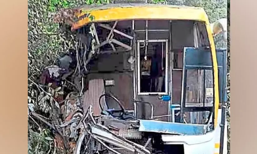 ഹു​ളി​ക്ക​ൽ ചു​ര​ത്തി​ൽ ബ​സ് ഇ​ടി​ച്ച് കു​ട്ടി മ​രി​ച്ചു