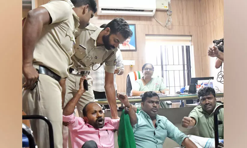 മ​ല​പ്പു​റ​ത്തോ​ട് വി​വേ​ച​നം; പ്ര​തി​ഷേ​ധം ശ​ക്തം