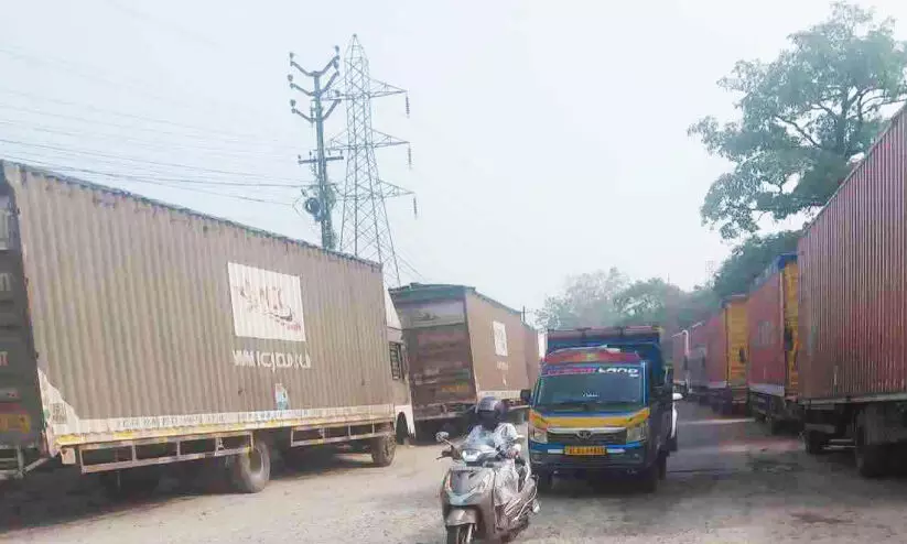 അപകടങ്ങൾ പതിവ്; ദുരിതമായി കണ്ടെയ്നർ ലോറികളുടെ അനധികൃത പാർക്കിങ് അപകടങ്ങൾ പതിവ്; ദുരിതമായി കണ്ടെയ്നർ ലോറികളുടെ അനധികൃത പാർക്കിങ്