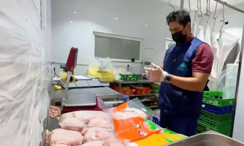 ജീ​സാ​നി​ൽ വി​ത​ര​ണ​ത്തി​നു​വെ​ച്ച 6.5 ട​ൺ പ​ഴ​കി​യ കോ​ഴി​യി​റ​ച്ചി പി​ടി​കൂ​ടി