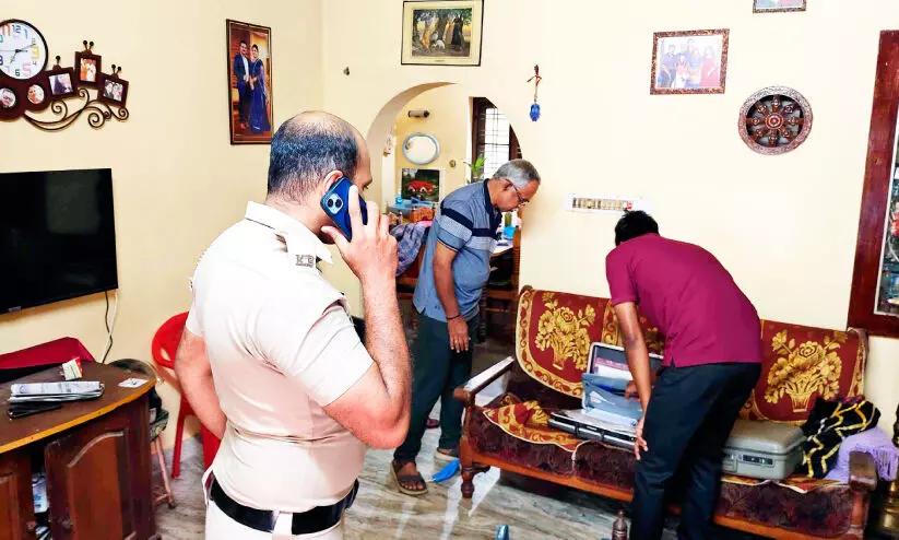 പൂട്ടിക്കിടന്ന വീട്ടില് മോഷണം; സി.സി.ടി.വിയും മോഷ്ടാക്കള് കൊണ്ടുപോയി പൂട്ടിക്കിടന്ന വീട്ടില് മോഷണം; സി.സി.ടി.വിയും മോഷ്ടാക്കള് കൊണ്ടുപോയി