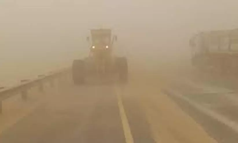 വ​ട​ക്ക​ൻ മേ​ഖ​ല​ക​ളി​ലേ​ക്ക് ശ​ക്ത​മാ​യ പൊ​ടി​ക്കാ​റ്റ് നീ​ങ്ങു​ന്നു