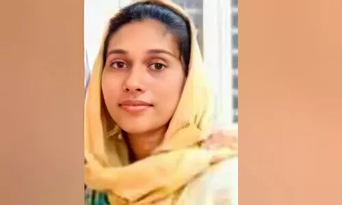 യുവതി തൂങ്ങി മരിച്ച നിലയിൽ; ദുരൂഹതയെന്ന് നാട്ടുകാർ