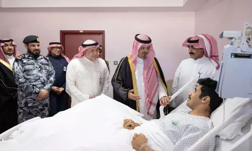 മക്ക ഡെപ്യൂട്ടി ഗവർണർ സൈനികൻ റയാൻ അൽഅസീരിയെ സന്ദർശിച്ചു മക്ക ഡെപ്യൂട്ടി ഗവർണർ സൈനികൻ റയാൻ അൽഅസീരിയെ സന്ദർശിച്ചു