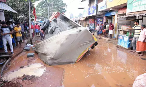 വൈദ്യുതി കേബിളിനെടുത്ത കുഴിയിൽ ടിപ്പർ ലോറി മറിഞ്ഞു വൈദ്യുതി കേബിളിനെടുത്ത കുഴിയിൽ ടിപ്പർ ലോറി മറിഞ്ഞു