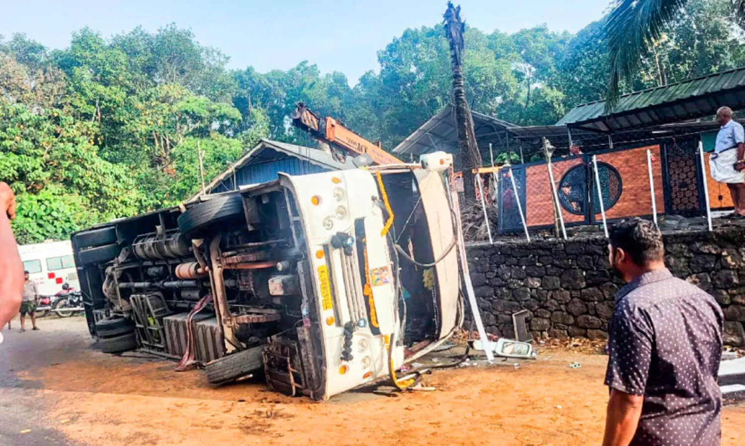 ശബരിമല തീർഥാടകരുടെ ബസ് മറിഞ്ഞു; 10 പേർക്ക് പരിക്ക്