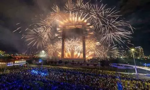 വ​ർ​ണ​മ​ഴ​യാ​യി പു​തു​വ​ത്സ​രാ​ഘോ​ഷം