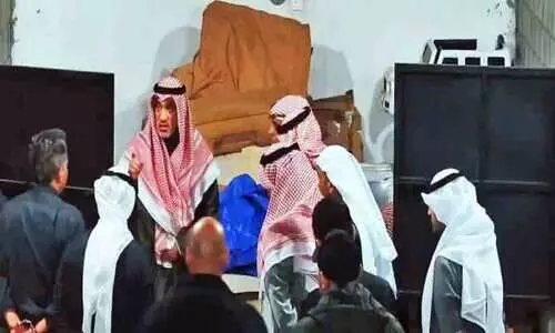 നി​യ​മ​വി​രു​ദ്ധ​മാ​യി പ​ട​ക്ക​ങ്ങ​ൾ സൂ​ക്ഷി​ച്ച സ്ഥാ​പ​ന​ങ്ങ​ൾ​ക്കെ​തി​രെ ന​ട​പ​ടി