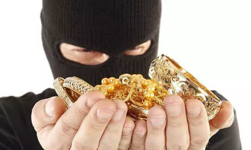 ഏഴുപവനും റാഡോ വാച്ചും കവർച്ചചെയ്ത കേസ്; വേലക്കാരിയെയും ഭർത്താവിനെയും പ്രതിചേർത്തു