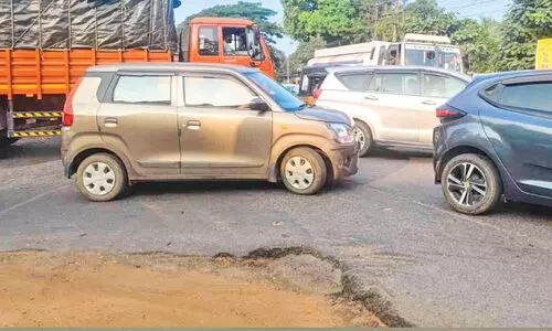 എ​ന്നു തീ​രും പാ​പ്പി​നി​ശ്ശേ​രി-വ​ള​പ​ട്ട​ണം പാ​ത​യി​ലെ ദു​രി​തം?