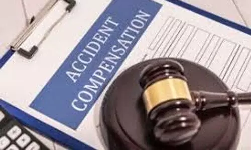 അപകടത്തിൽ മരിച്ച യുവാവ് ഹെൽമറ്റ് ധരിച്ചില്ലെന്ന ഇൻഷുറൻസ് കമ്പനി വാദം തള്ളി കോടതി; 1.30 കോടി നഷ്ടപരിഹാരം നൽകാൻ വിധി